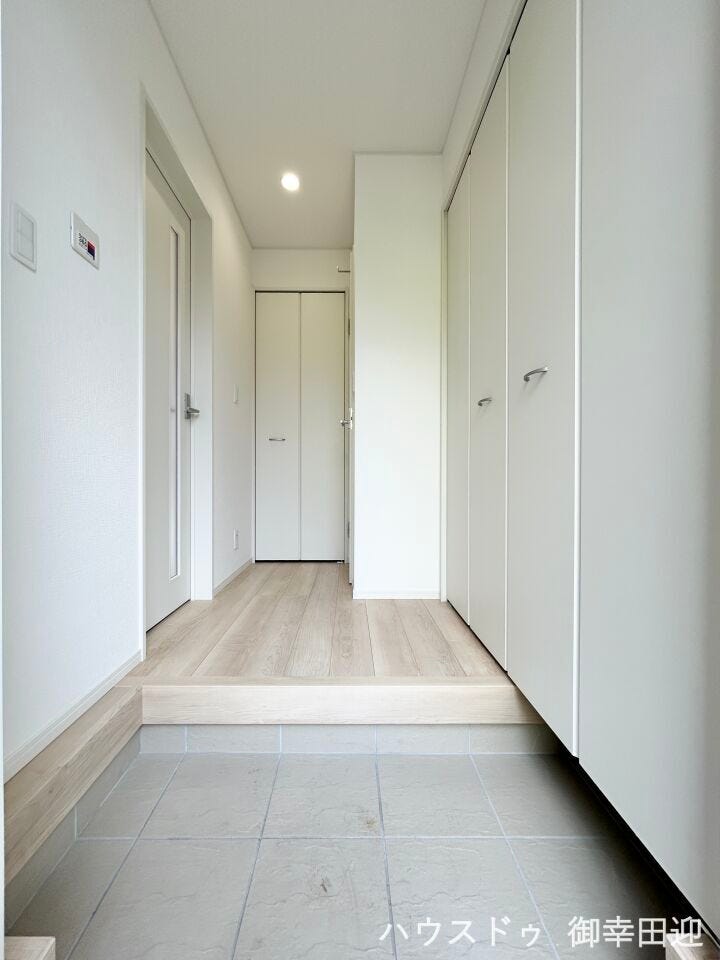 ■「しまう」が叶える美しい玄関■大容量のシューズボックスがあることでいつも整理された、気持ちの良い「家の顔」を保てます。