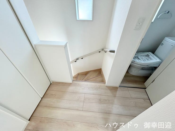 ■暮らしを繋ぐ、明るい動線■採光窓から光が差し込み、足元を優しく照らす。安全で快適な、家族の生活を支える縦の繋がりです。