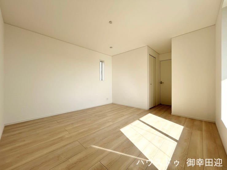 ■2階8.75帖洋室■心からリラックスできる静けさ、上質な眠りで、毎日をリセットします。明日への活力を養う空間です。