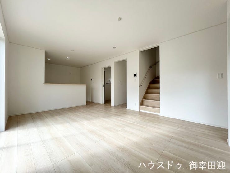 ■安らぎと笑顔の中心地■陽光が優しく降り注ぎ、会話が自然と弾む。ここでは、毎日が特別な時間へと変わります。