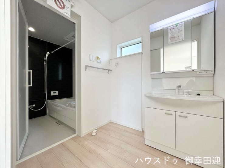 ■清々しいリフレッシュ空間■自分を磨き、気持ちを切り替える。心地よい光が差し込むプライベートスペース。