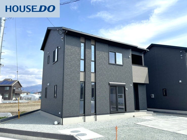 【外観】
モノトーン基調のモダンなデザイン。