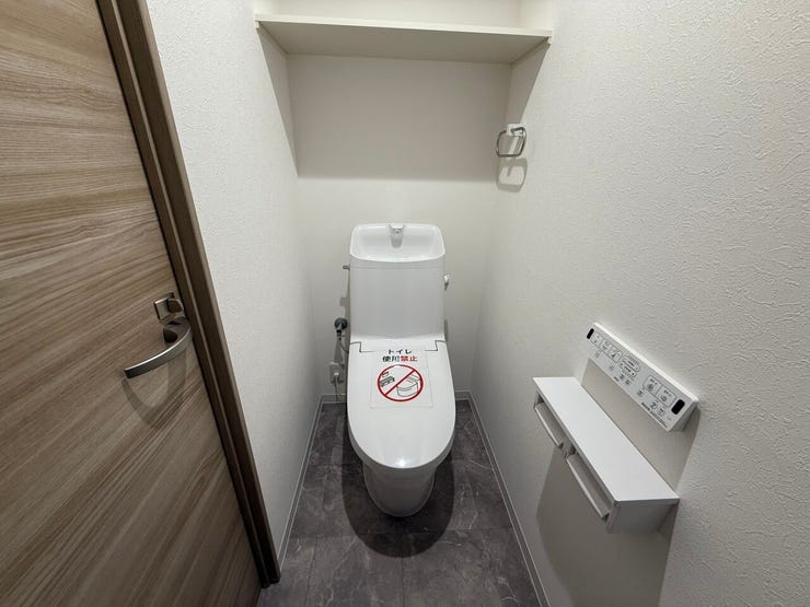 ■トイレ■
便利な壁リモコン付きトイレです♪一手間かからず快適な操作で、節水機能やウォシュレットなど機能が充実してます!洗練されたデザインと先進の技術が融合し、快適で清潔なトイレを提供します♪