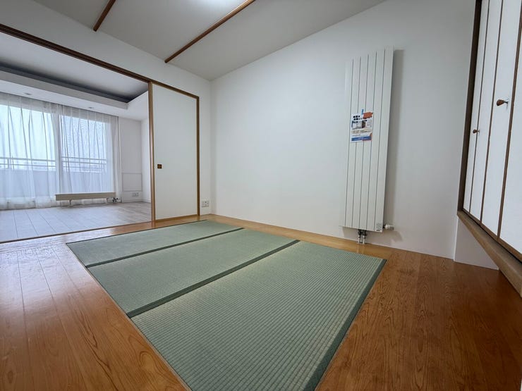 ■和室(約5.8帖)■
開放的なリビング横の和室は、多用途に使える魅力的な空間。客間としてはもちろん、お子様の遊び場やお昼寝スペースにも使える多様なスペース♪家族が集う、くつろぎの時間を。