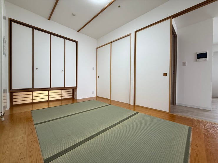 ■和室(約5.8帖)■
家族や友人との集まり、リラックスタイム、また伝統的な日本文化を楽しむなど、多彩なライフスタイルに対応します。穏やかな雰囲気の中で心豊かなひとときをお過ごしください。