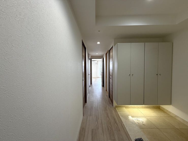 ■玄関■
シンプルで洗練された玄関は、無駄のないデザインで落ち着いた雰囲気を演出します。主張しすぎずに家全体の印象をまとめる玄関のポイントに!訪れる人をやさしく迎えます。