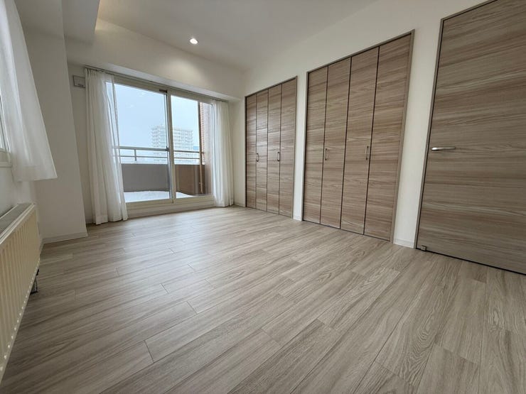 ■洋室(約7.6帖)■
夫婦でのびのび使える快適な空間です。家具の配置もしやすく、くつろぎの時間をしっかり確保。主寝室ならではの落ち着きと、暮らしに寄り添う使いやすさが魅力です。