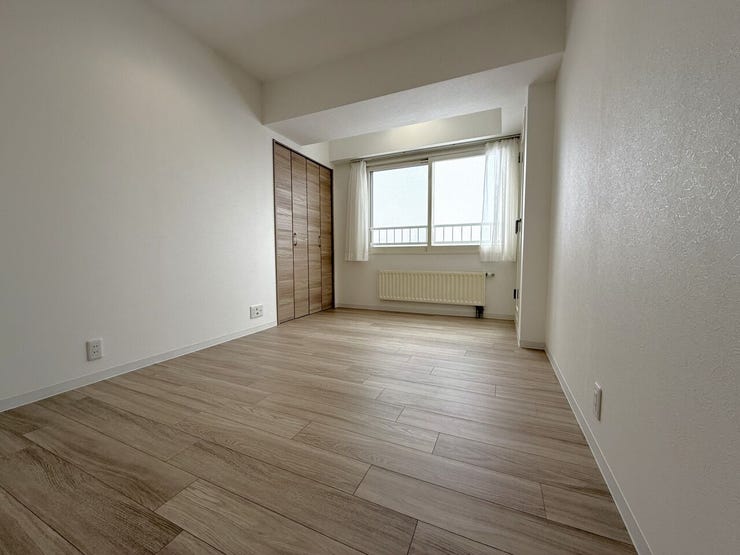 ■洋室(約7.0帖)■
季節によって変わる光を感じながら、ゆったりとした時間を過ごせます。プライベートな空間としての落ち着きもあり、リラックスにも集中にも向いた使いやすいお部屋です。