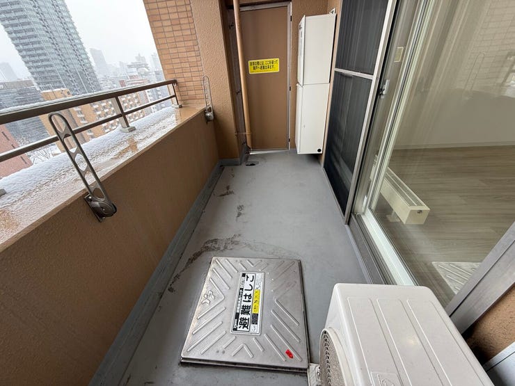 ■バルコニー■
晴れた日にはたっぷり洗濯物を干せる実用性はもちろん、ちょっとひと息つける“わたしだけの外空間”としても大活躍♪、椅子や小さなテーブルを置いて、朝のコーヒーや夜のリラックスタイムにも◎