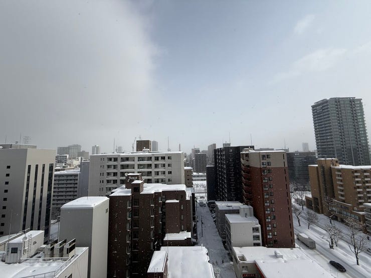 ■バルコニーからの眺望■
穏やかな日常の一服を楽しめます。都会の喧騒を離れ、心地よい風と景色に包まれ、心がリフレッシュできる場所!季節の風や陽ざしを感じながら、心まで整う、そんな贅沢な時間をここで。