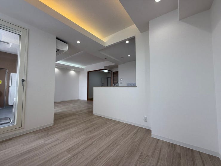 ■LDK(約18.1帖)■
週末には家族が集まり、ゆったりとした時間を過ごすリビングは快適な空間であってほしいですよね☆開放感あふれる空間で、くつろぎのひとときを楽しむことができパーティーにも◎