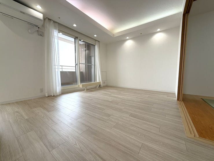 ■LDK(約18.1帖)■
自然光がたっぷりと差し込むことで、明るく心地よい空間が広がります。家族や友人との集まりが一層楽しくなり、日常のひとときが特別なものに♪デザイン性と機能性が融合したLDK!