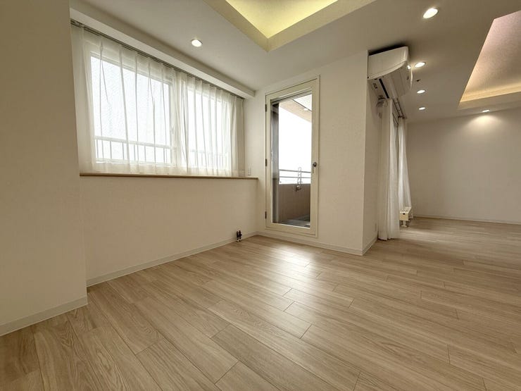 ■LDK(約18.1帖)■
広くゆったりと家族揃って寛げるLDK。毎日の始まりと終わりをここで迎える大切な空間はいつでも心地良い空気感。落ち着いた雰囲気で過ごしたり家族でわいわい盛り上がる日も。