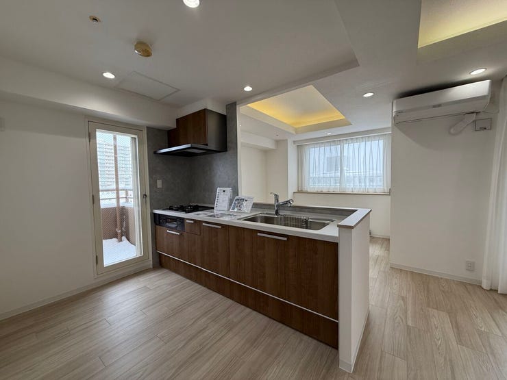 ■キッチン■
対面キッチンはリビングとの一体感が強く根強い人気を誇ります!
お料理中でもご家族とのコミュニケーションが取れます!
窓からの採光もしっかり届き、毎日のお料理の時間が楽しくなります♪