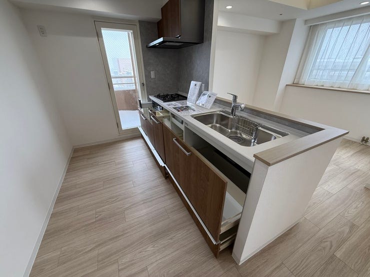 ■キッチン■
収納豊富なシステムキッチン♪機能性とデザインが融合したシステムキッチンで、快適な家事を実現しましょう!料理がより楽しくなり、家族との食事がさらに豊かな時間に変わりますね♪