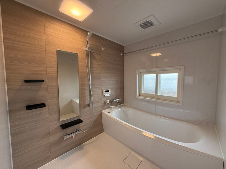 ■浴室■
蛇口を捻れば、そこは私だけの源泉。新規交換された清らかな浴槽を満たすのは、心まで解き放つ天然の湯。窓から差し込む光と風が、至福のバスタイムを演出します。この贅沢、ぜひ現地でご体感を。