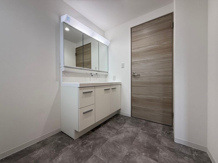 ■洗面所■
広々とした洗面所は、毎日の身支度や家族の準備も快適に♪三面鏡の裏にはたっぷり収納スペースを確保しており、生活感を隠しながら使いやすさも両立でき、朝の慌ただしい時間もスマートにスタート◎