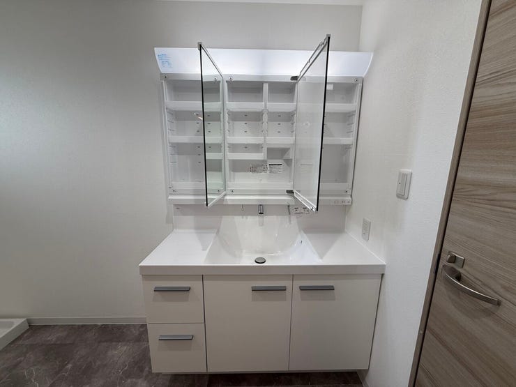 ■洗面化粧台■
三面鏡の裏が収納になっている洗面化粧台♪歯ブラシや化粧品類もスッキリとしまえます!朝の身支度もスムーズです☆洗面ボウル下にも収納がたっぷりありました!ドライヤー等の収納にも便利です☆