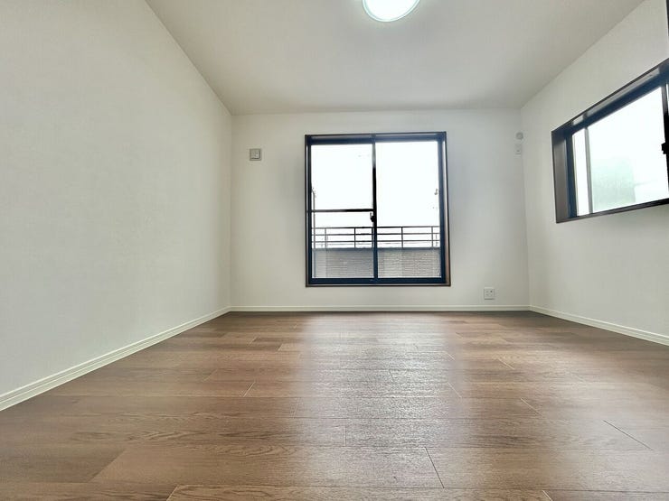 ◇7帖洋室◇
ご夫婦の主寝室に最適なお部屋です。十分な広さがあるので、大切なプライベート空間を素敵に演出できます。1日の多くの時間を過ごす空間は快適でありたいですね。