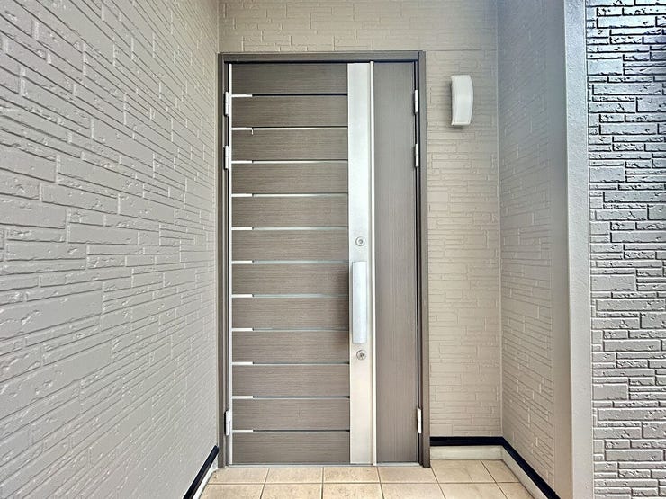 ◇エントランス◇
スタイリッシュな玄関ドアは、建物に馴染みやすく、かつシャープでモダンな印象を作り出しています。玄関周りはその家や家族を映し出す、家の顔。どこまでも明るく快適でありたいですね。