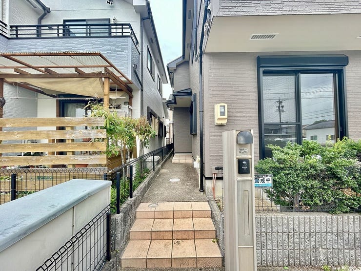 ◇エントランス◇
玄関が道路に面していないので、ドアを開けた際も通行する人に家の中を見られることがなく、プライバシーを守りやすいです。また小さなお子様の道路への飛び出しも防げます。