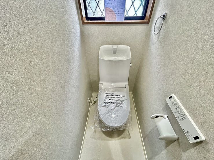 ◇トイレ◇
空気の換気と窓からの光の明るさに配慮した清潔感のあるトイレは新規交換済。一人になれる空間ですからご自分の好きなアロマや芳香剤を置いて落ち着く空間を演出したいですね。
