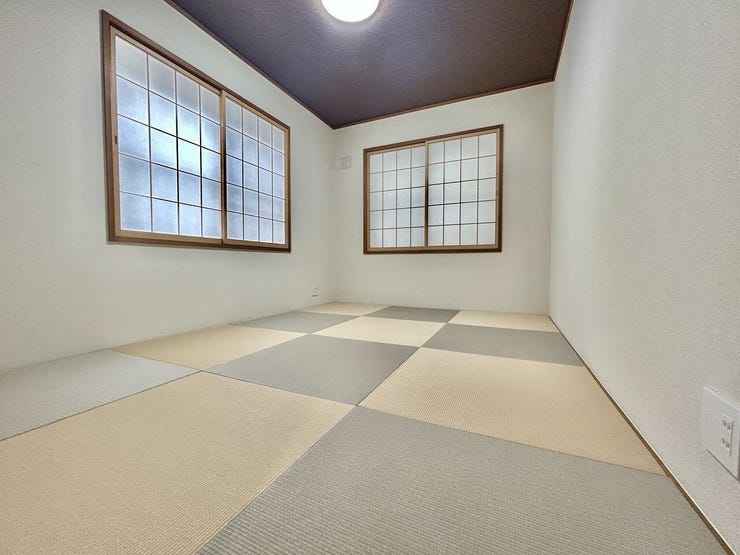 ◇和室◇
清潔でモダンな和室は癒しを与えてくれます。和テイストは暮らしにゆとりを生み出しますね。押入も完備されており、布団だけではなく衣装ケースや季節ものを収納することができます。