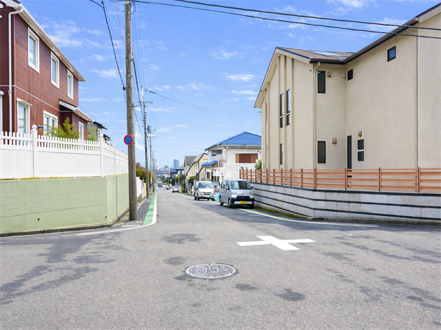 【北側 前面道路】幅員約7m以上の前面道路です。普通車が余裕を持ってすれ違うことの出来る道幅です。もちろん、大型車も余裕を持って通行出来ます。