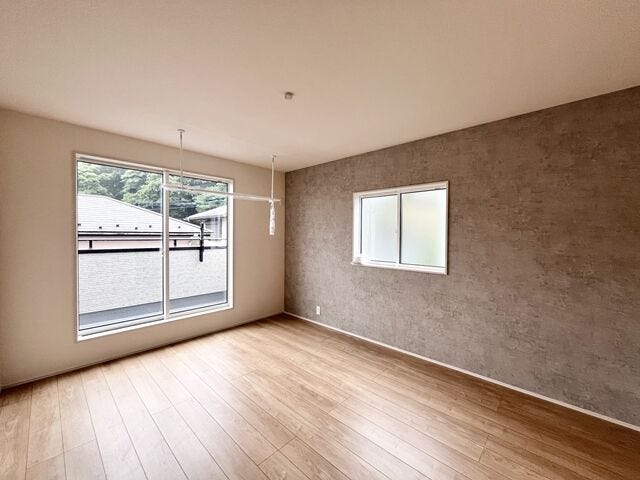 7.8帖洋室:お部屋からバルコニーに出入りできるので、お布団も簡単に干すことができそうです。収納もあるのですっきりと片付けることができます。