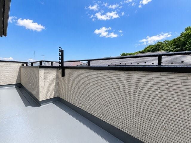 バルコニー:7.8帖と5.2帖のお部屋から出入りできる南向きのバルコニーです。晴れた日は気持ちよくお洗濯を干すことができそうですね。