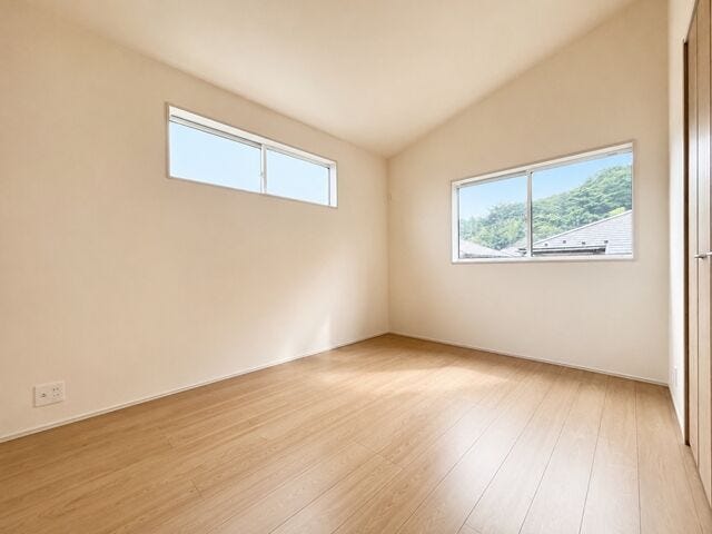 6帖洋室:収納がしっかりあるので、お部屋を広くお使いただけます。小物なども収納できるのでレイアウトも楽しむことができそうです。