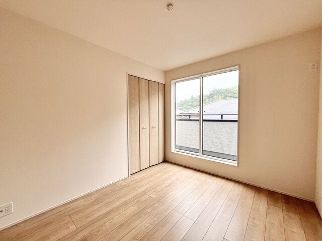 5.2帖洋室:バルコニーに面しているため日当たり良好です。