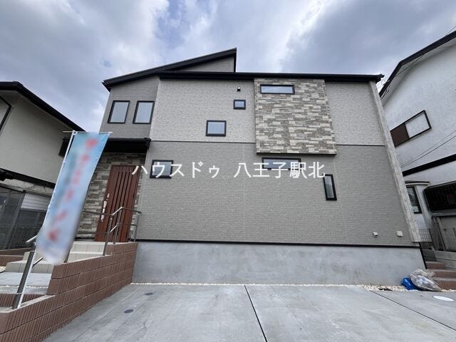 4LDK+Sの間取り、駐車は2台可能です。中山小学校まで徒歩5分とお子様の通学も安心です。