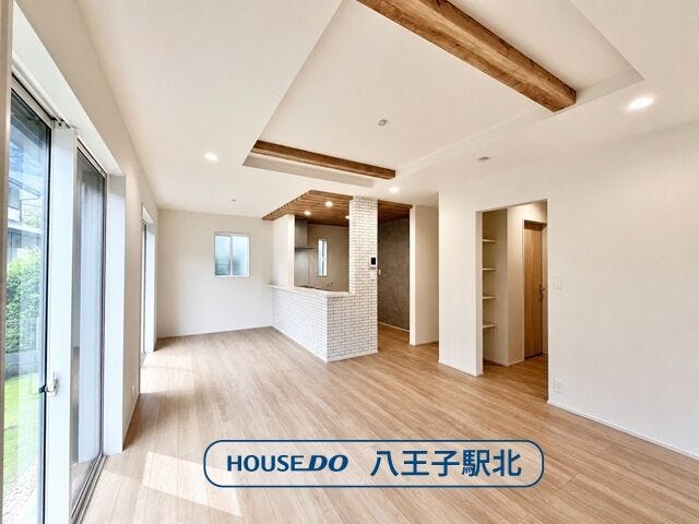 【リビング】
リビング:南向きで日当たり良好のLDK。南側に大きな窓を設置することで明るい空間です。キッチンからリビング全体が見渡せ調理しながら家族と会話も弾みそう。