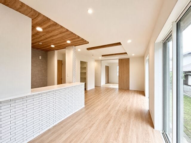 リビング:LDKには和室が隣接していますので、扉を開放しておくことでより広々とした空間を使用することができます!