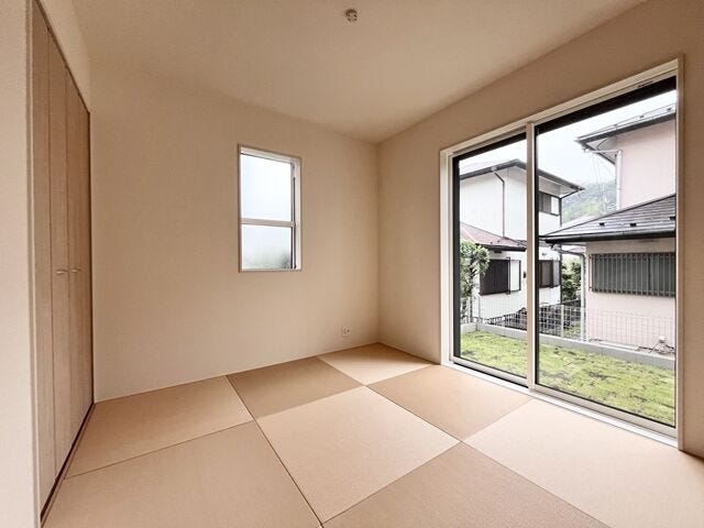 4.5帖和室:LDK隣接でキッチンにいてもご家族の様子を見ることができます。収納スペースもしっかりあるので、お布団などをしまうことができます。