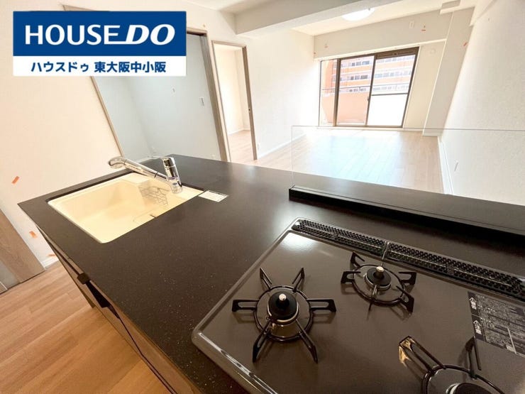 キッチンからリビングを見渡せご家族との会話も楽しみながら
お料理していただけます♪