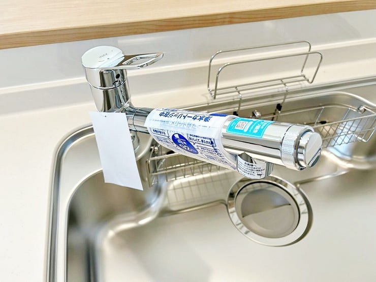 02.浄水器内蔵型ハンドシャワー
蛇口の先端に浄水器を内蔵。浄水シャワーが使える毎分4リットルのたっぷり浄水。
自動クリーニングで、カートリッジはいつもキレイ。※イメージ写真