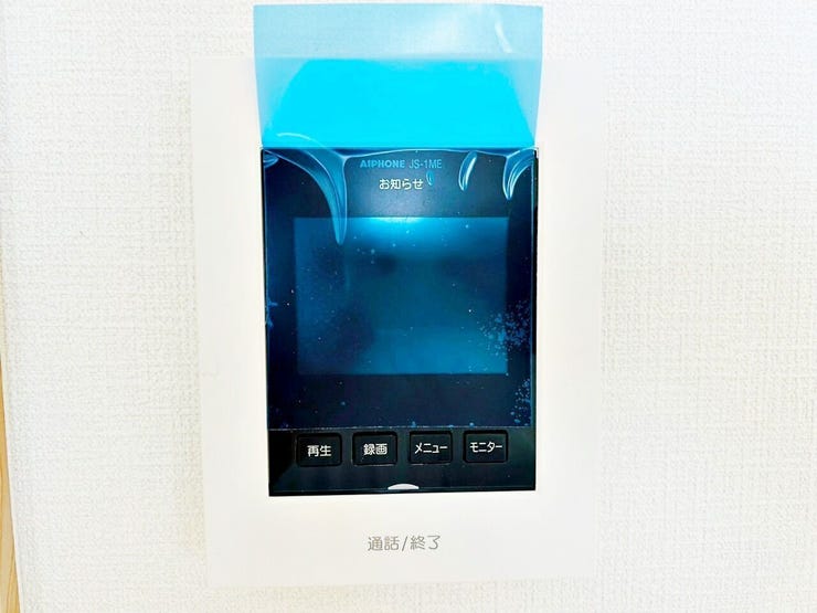 05.録画機能付インターホン
シンプルで使いやすいインターホン。録画機能付きで、自動録画のほか、手動録画もできます。
受話/呼出音量の調整、明るさ調整が可能。※イメージ写真