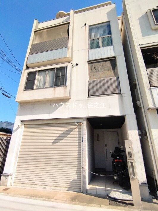 ★ガレージに物置等を設置して収納庫にするのもいいですね♪