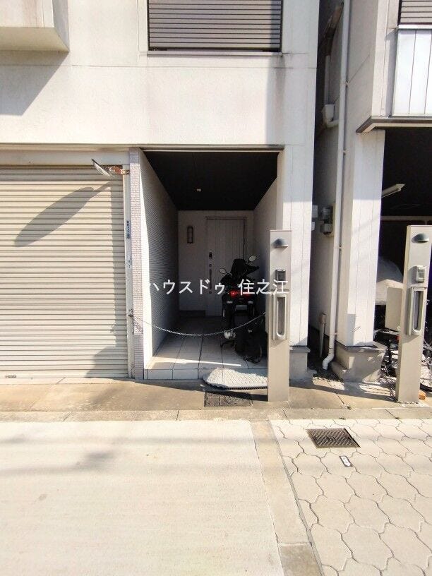 ★玄関には庇(屋根)がございますので雨の日もお荷物など濡れなくて済みます♪