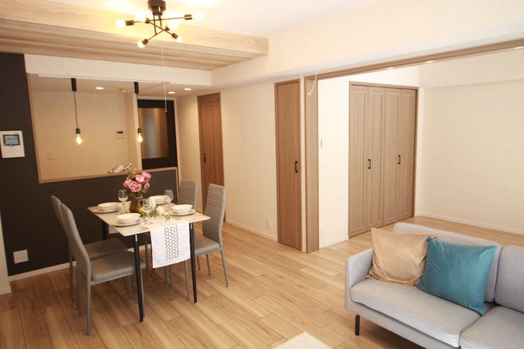 リビングに隣接するお部屋の扉を開放して繋げて使えば広いリビングダイニングになります。家族との時間、自分の時間共に大切にできる空間がここにあります。