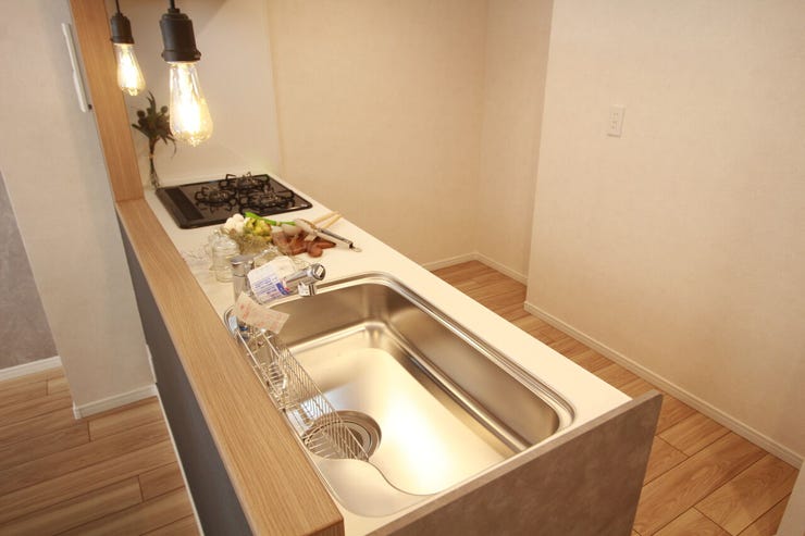 【カウンターキッチン】リビングにいるお子様と会話をしながら家事ができるカウンターキッチン。