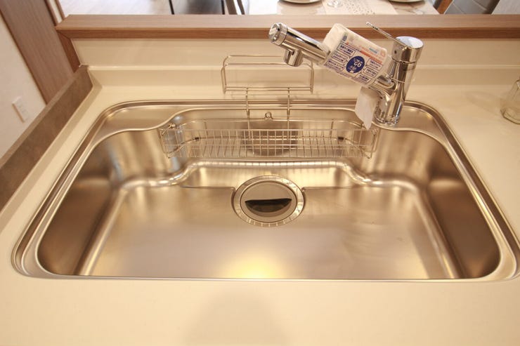 スポンジや食器用洗剤が置ける小物置き付のシンクでスッキリ快適。