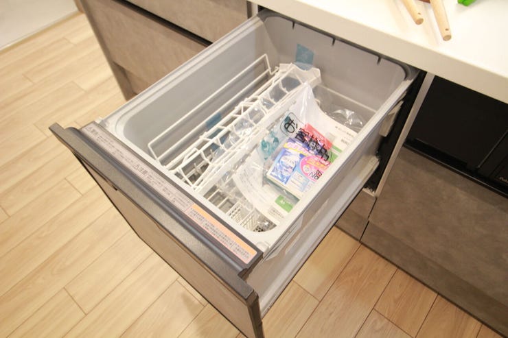 【食器洗浄乾燥機】家事のお手伝いをしてくれます。食器を洗っている間にお掃除など、様々なシーンで家事の時短に役立つ食洗機。
