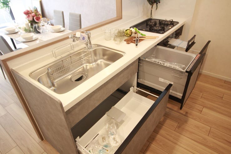 食材のストックや普段出番の少ない調理器具などをまとめて収納できますね♪