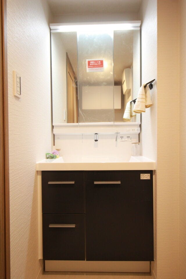 【洗面台】収納力と機能性を兼ね備えた洗面化粧台です。ワイドな三面鏡で朝の準備もスムーズです!