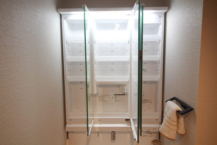 【三面鏡洗面台】鏡部分の中にはキャビネット収納を完備。毎日の身だしなみはここから始まります。