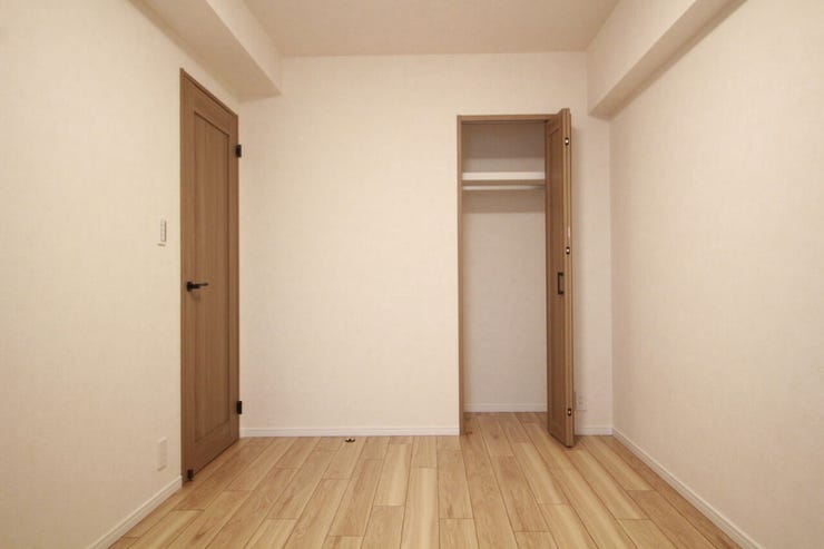 自然光を感じる、明るい部屋のアイデア。出窓で心地よい室内空間を。