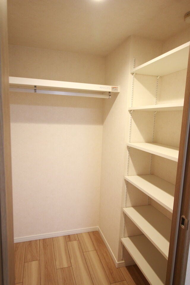 【ウォークインクローゼット】各部屋に振り分けせず一ヶ所に収納。洗濯したハンガーもそのままかけられ、畳む手間なしです。